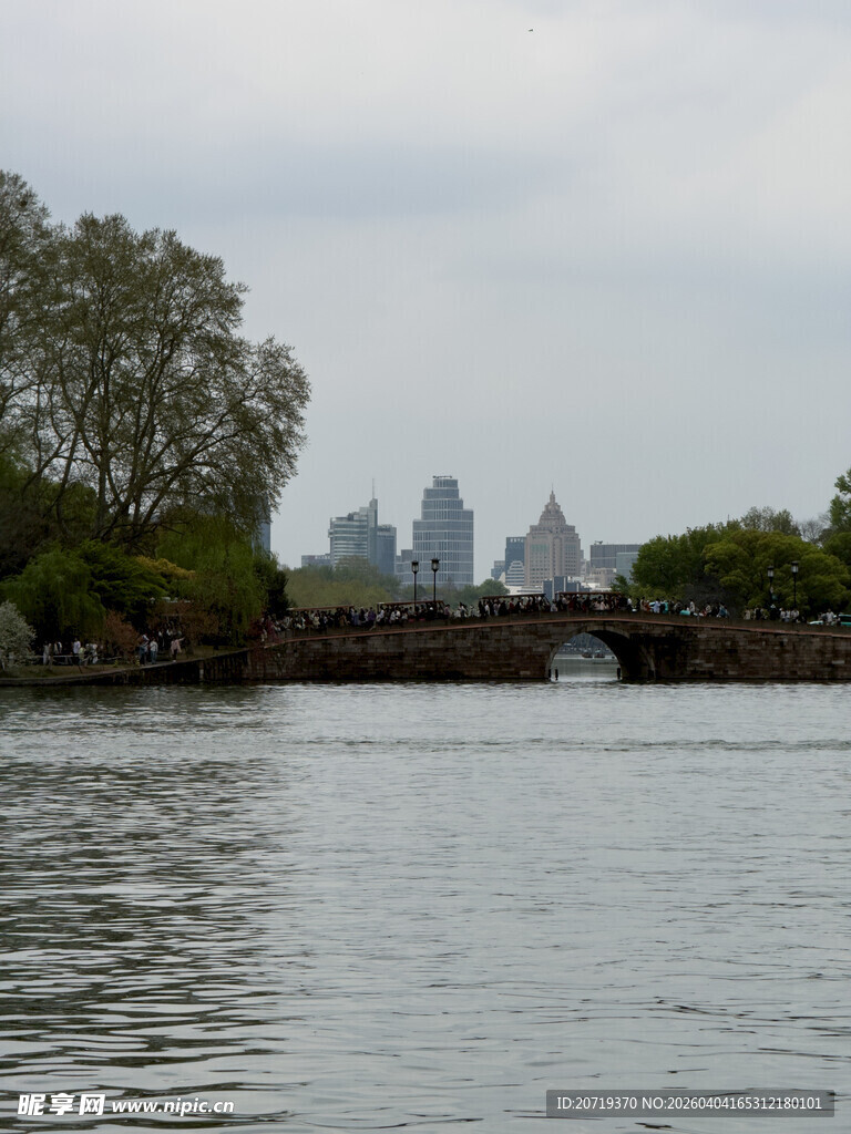 河畔远景城市与自然交融