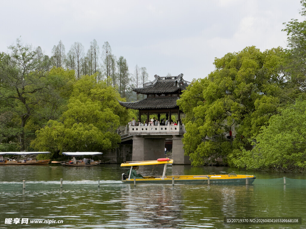 江南水乡湖心亭游船景