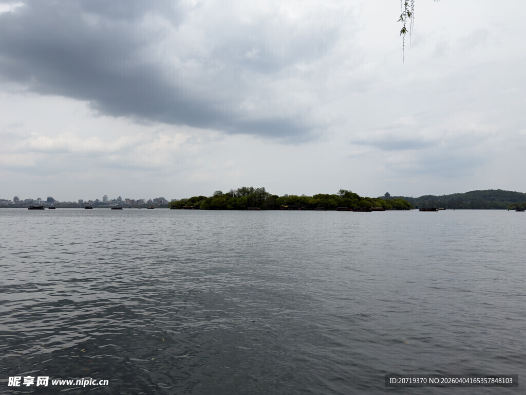 宁静湖面中的绿意小岛