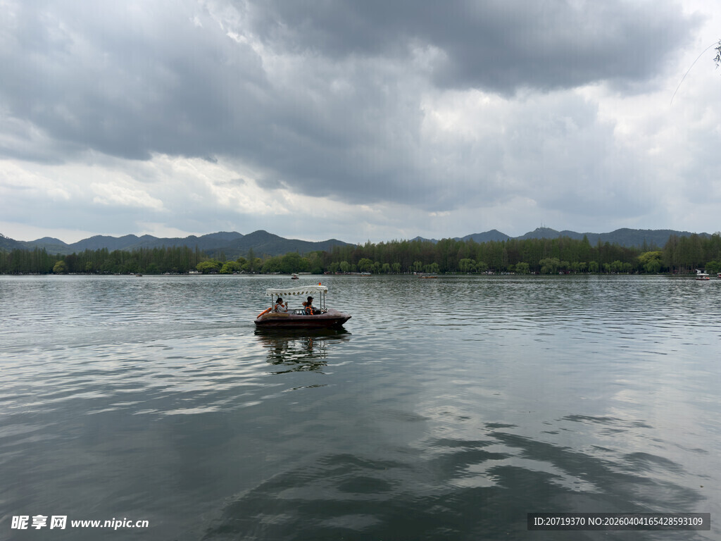 湖上轻舟泛于阴云之下