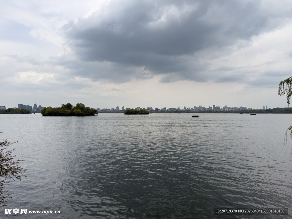 湖畔阴天景色