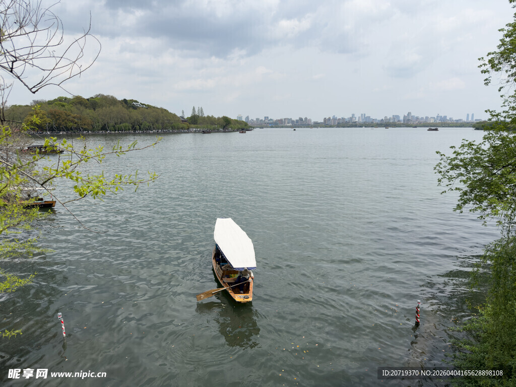湖上小船悠然景