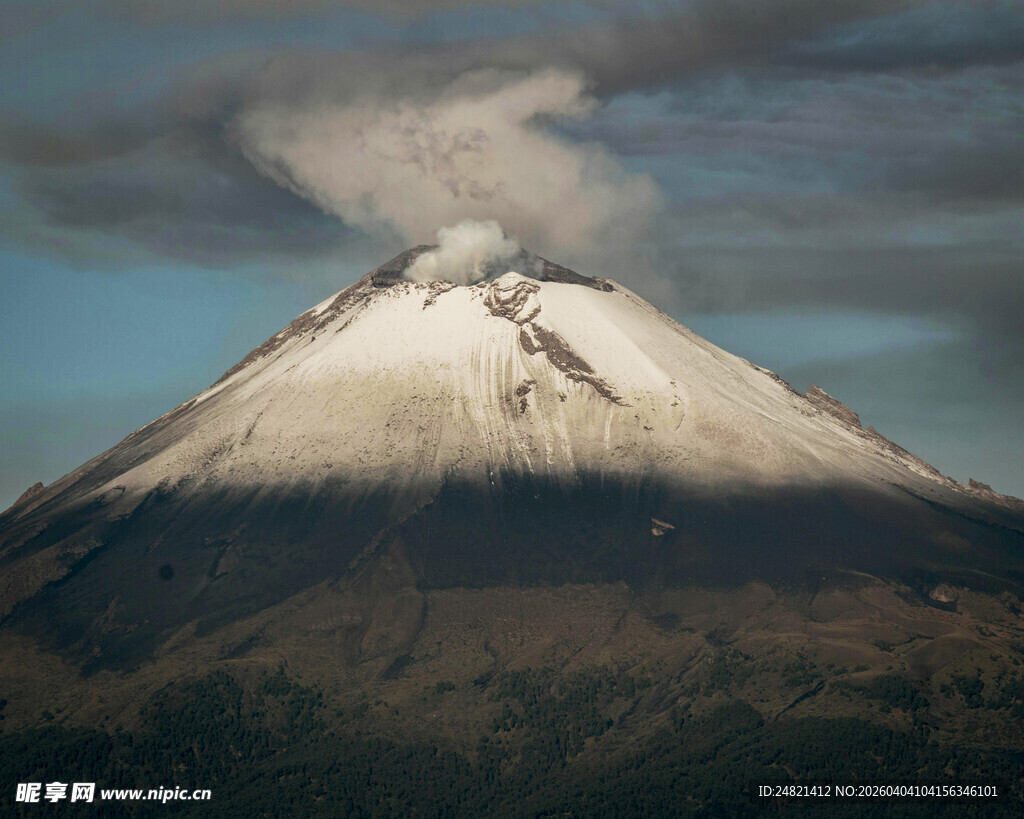 巍峨雪山壮丽景观