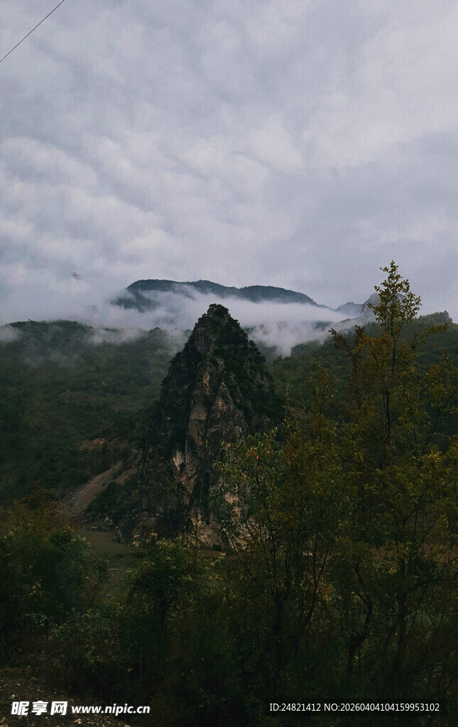 云雾缭绕的巍峨山峰