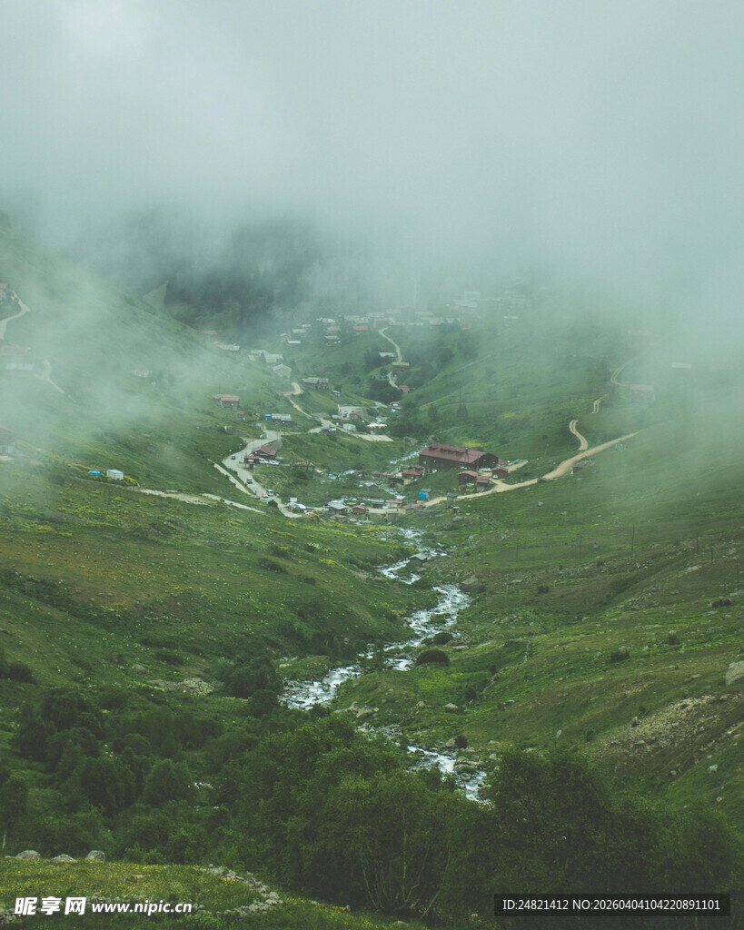 云雾缭绕中的山间村落