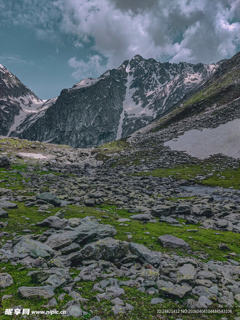 山间碎石草地与远处雪山