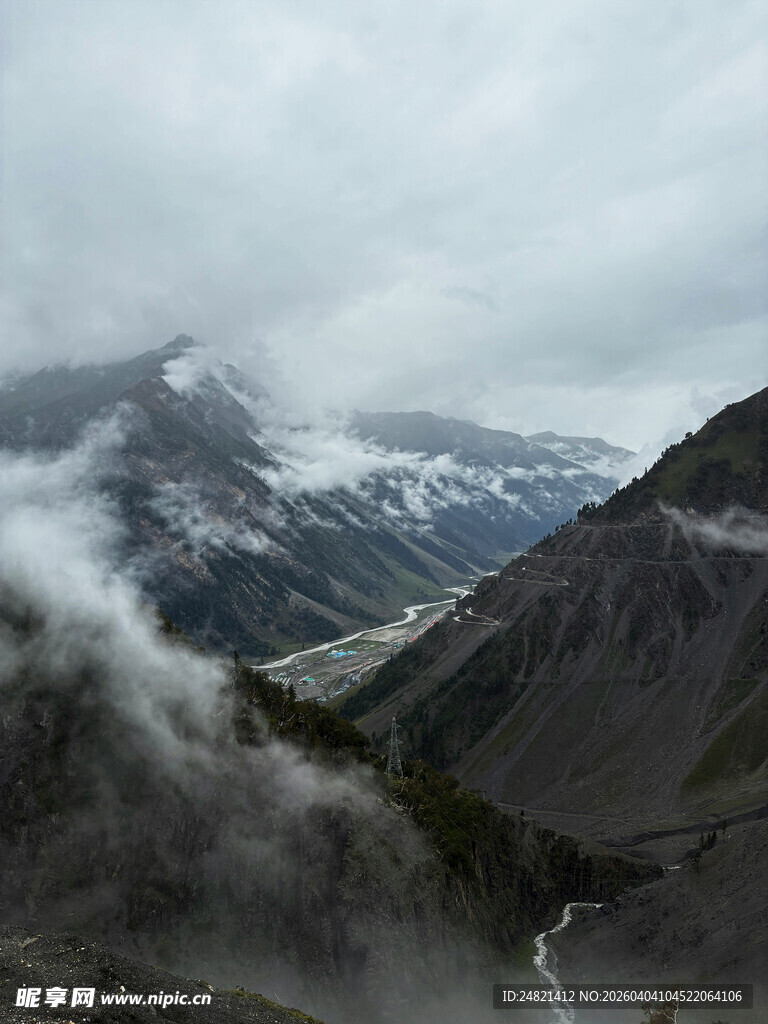 云雾缭绕的壮丽山脉景观
