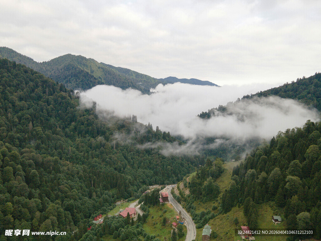山间云雾缭绕的村落美景