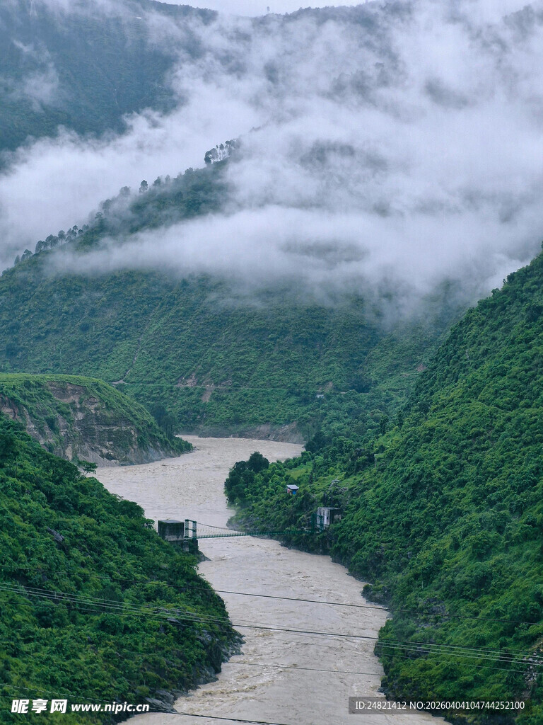 云雾缭绕的山谷河流景观