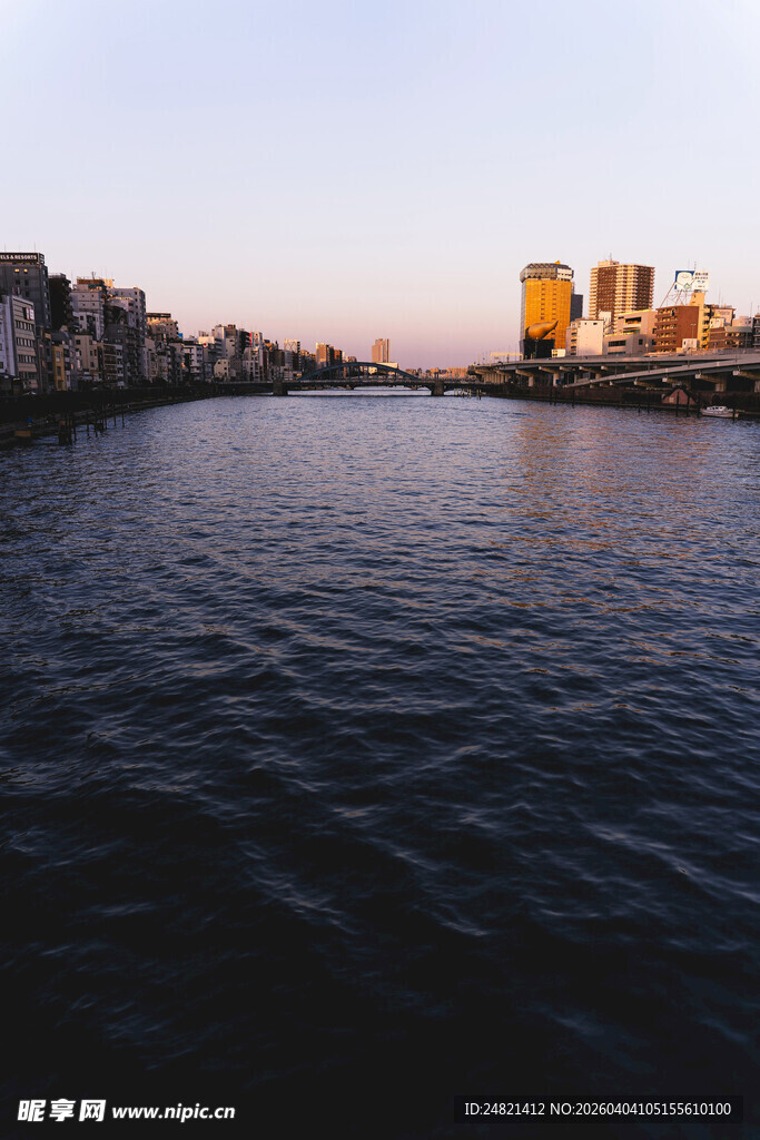 河畔城市黄昏美景