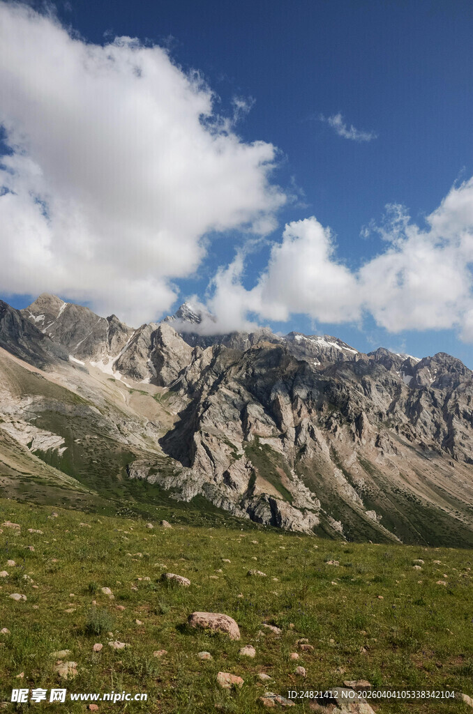 高山草原蓝天白云美景