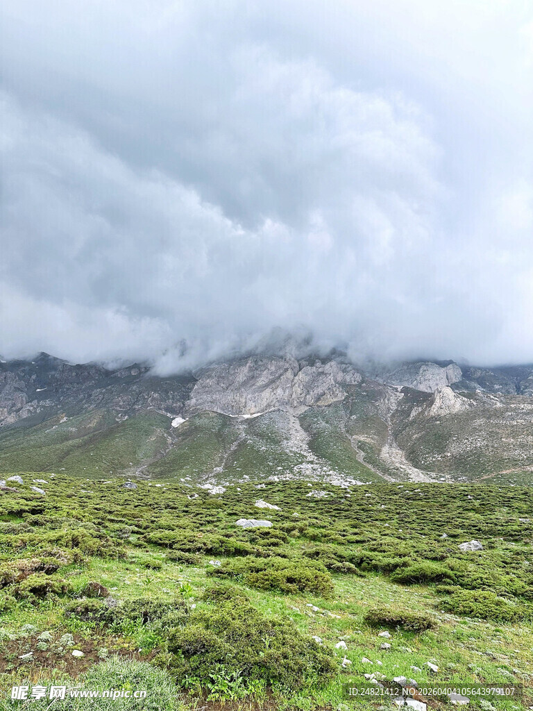 云雾缭绕的山间绿野