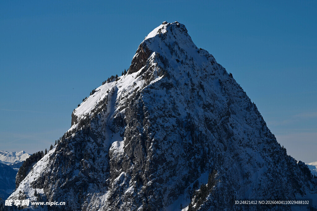 巍峨雪山尖峰