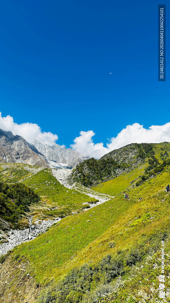高山绿野间的壮丽自然景观