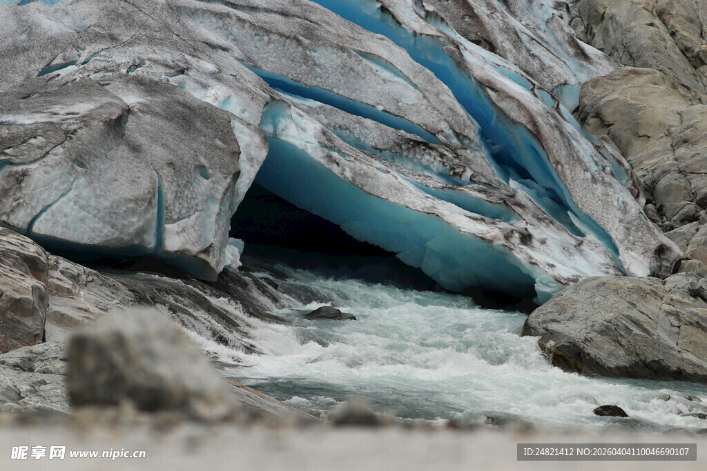 冰川洞穴下的潺潺流水
