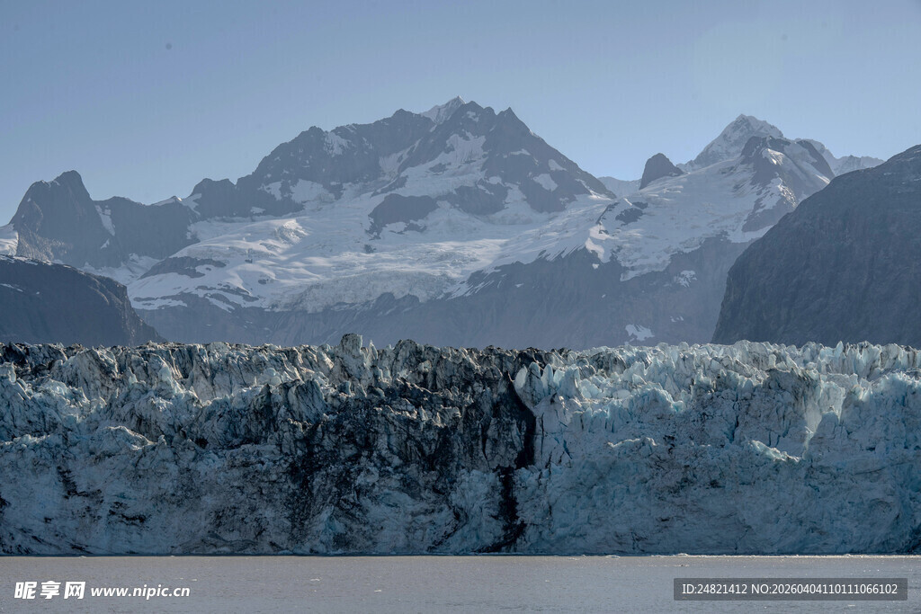 壮丽冰川与巍峨雪山景观