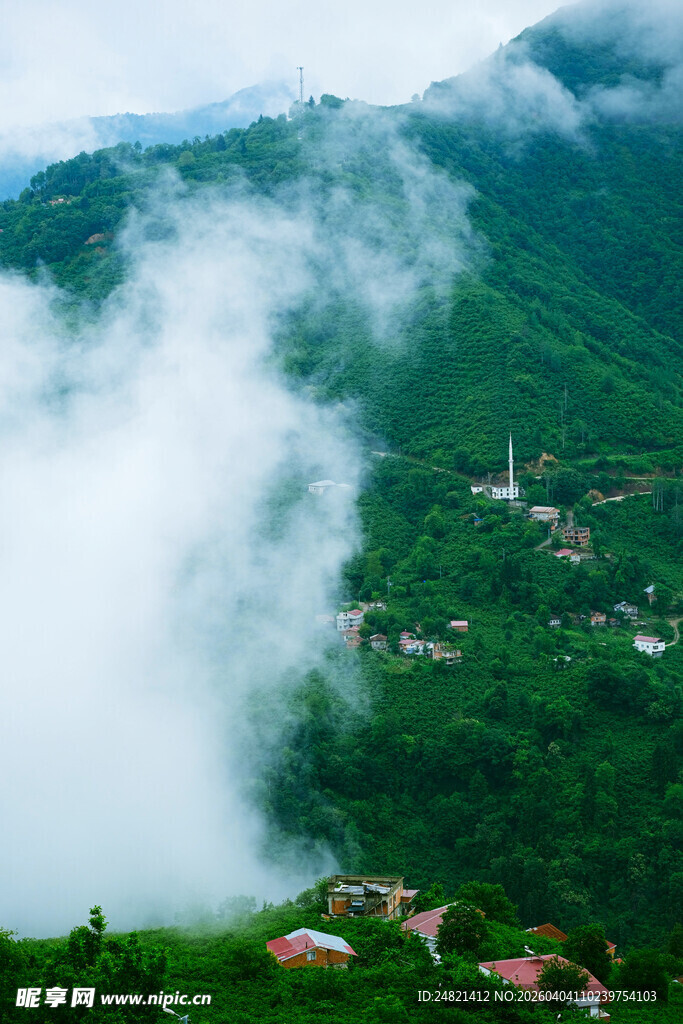 山间云雾缭绕的美丽村落