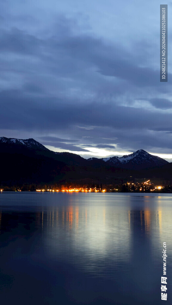 湖畔暮色夜景