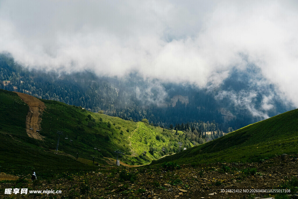 山间云雾缭绕的绿野风光