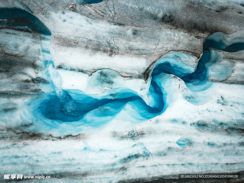 蓝色液体在纹理表面流动