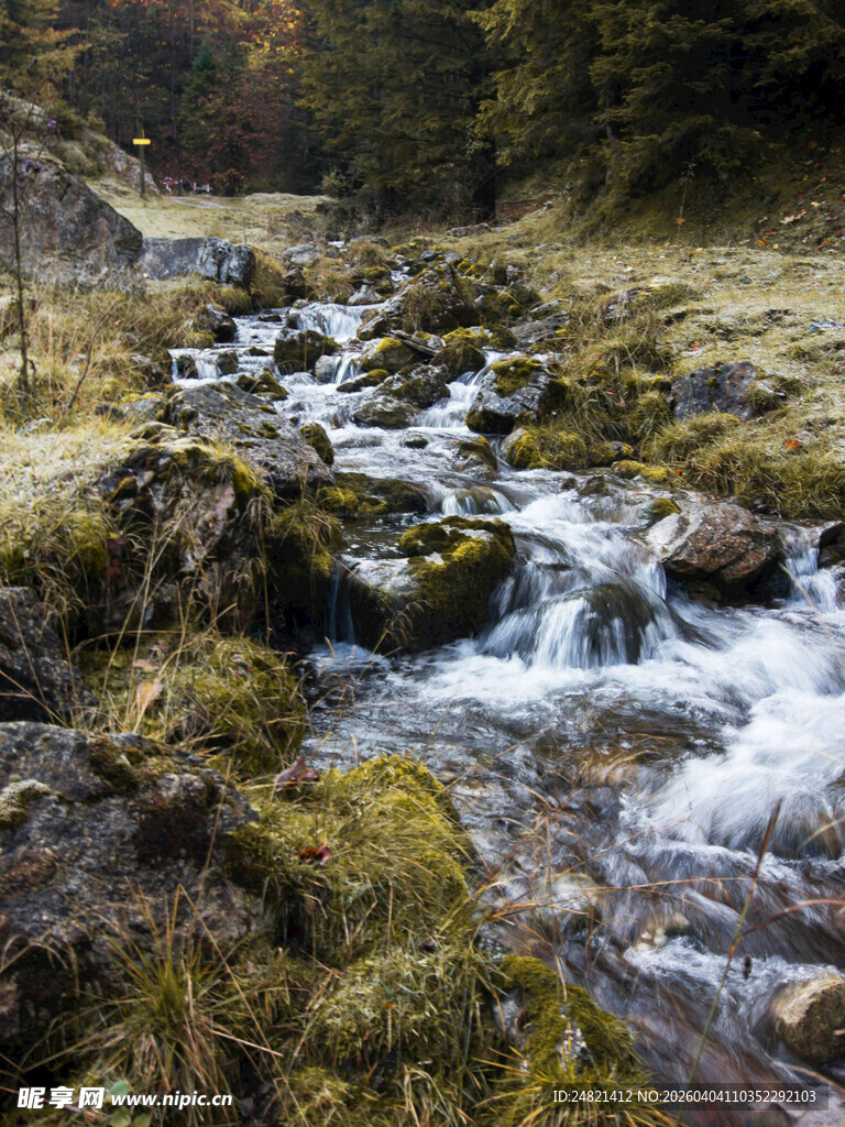 山间潺潺溪流