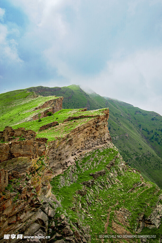 壮丽高山悬崖风景