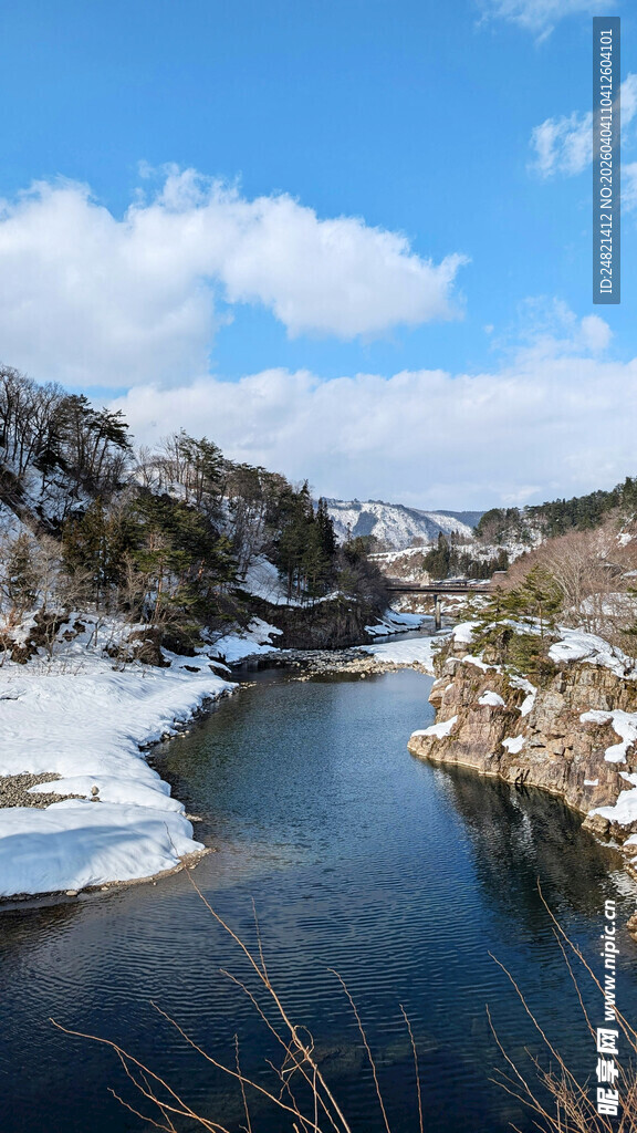 冬日河畔雪景风光