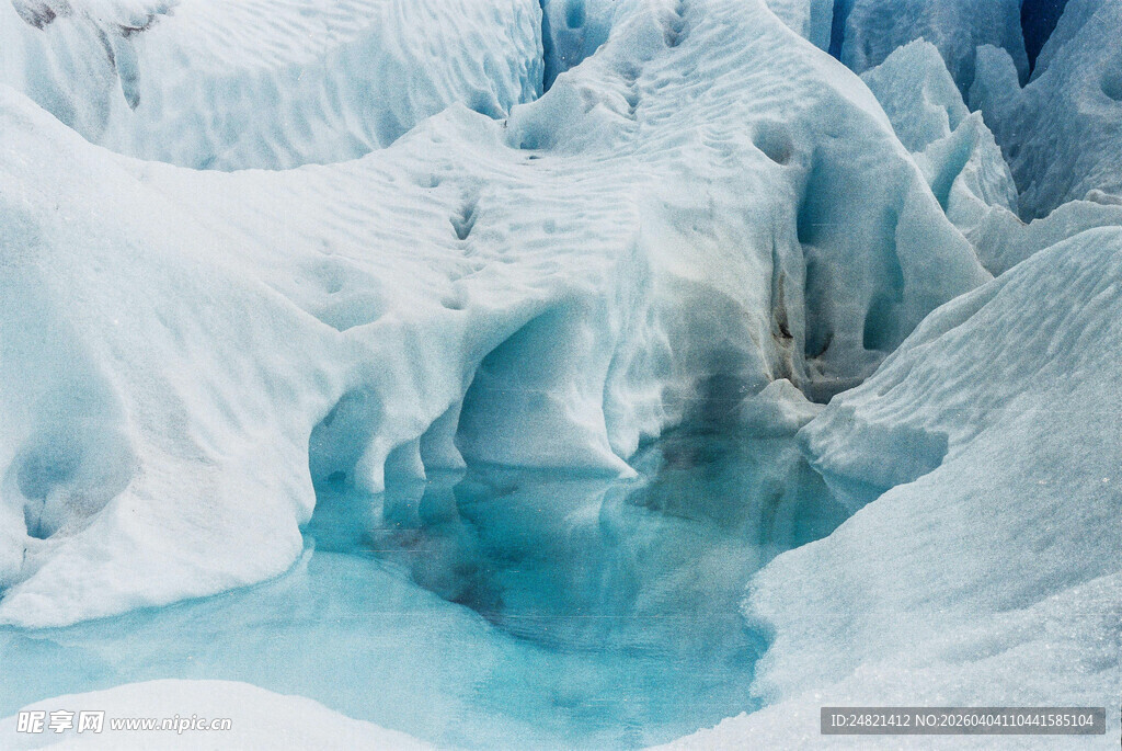 冰川洞穴中的幽蓝之美