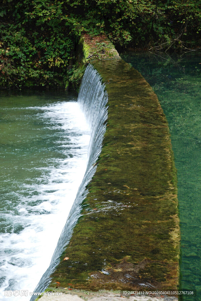 山间流水小瀑布景观