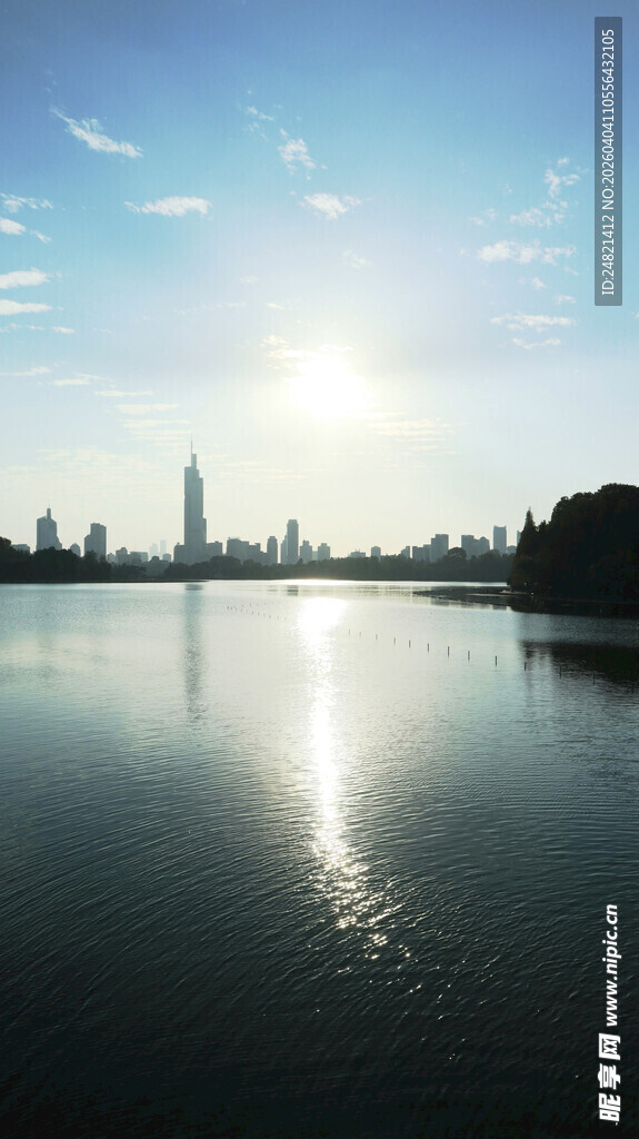 湖畔城市日出美景