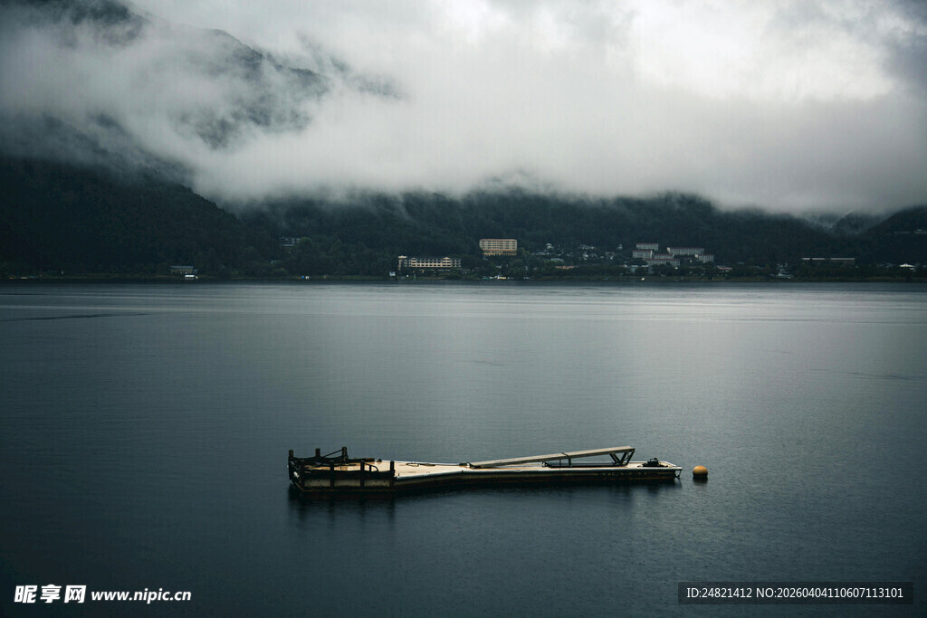 湖面上孤独的漂浮平台