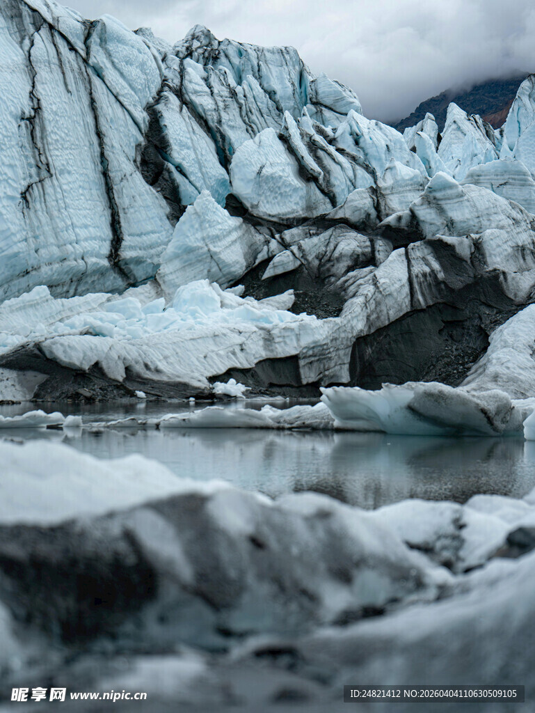 壮观冰川景观与冰面水潭