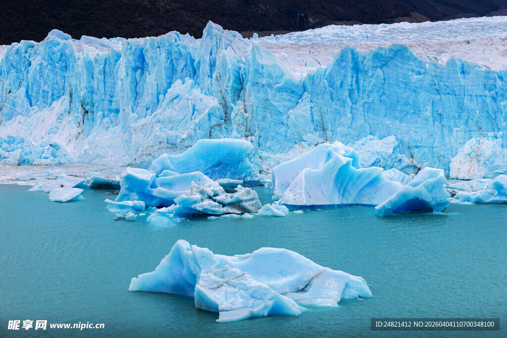壮观冰川与漂浮冰块