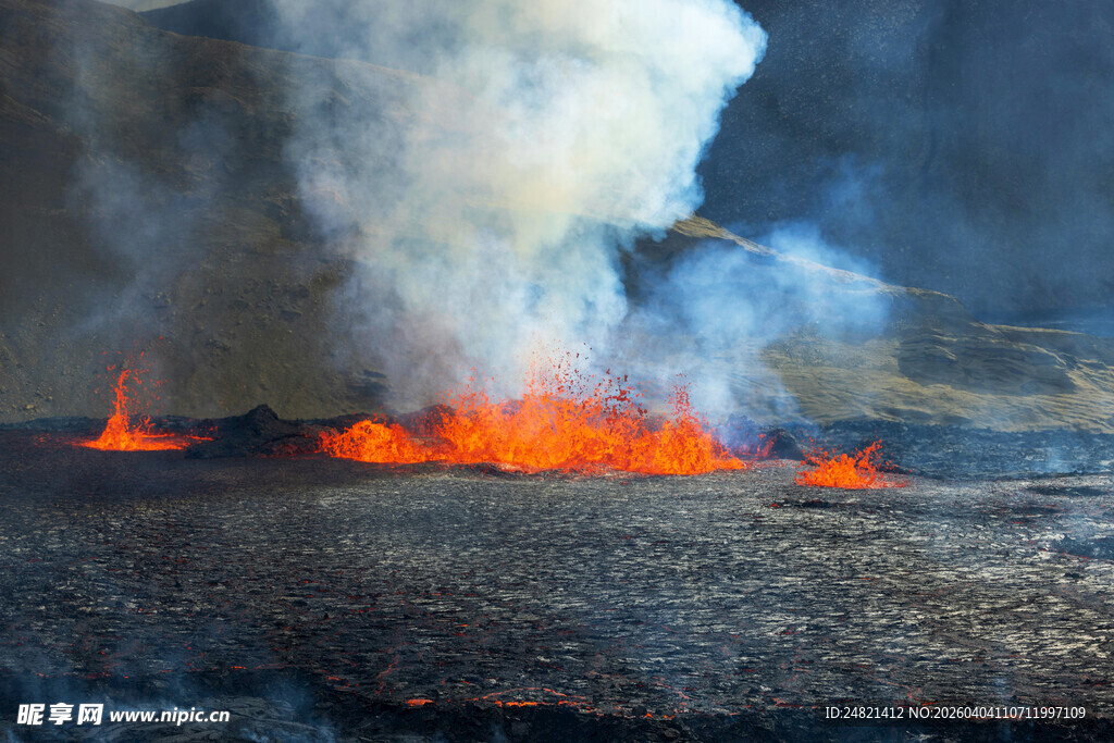 火山熔岩喷发壮观景象