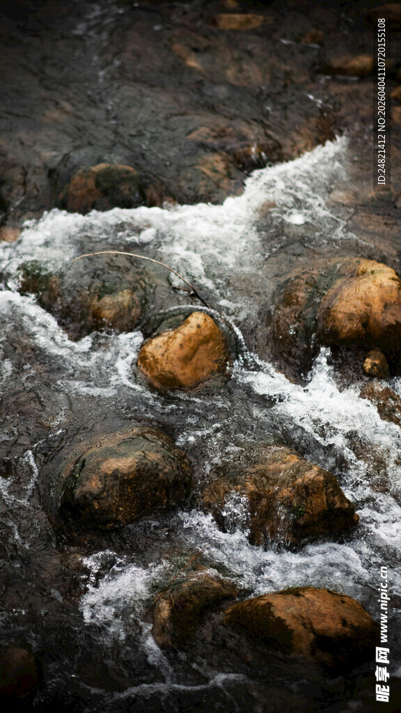 山间溪流绕石奔腾景象