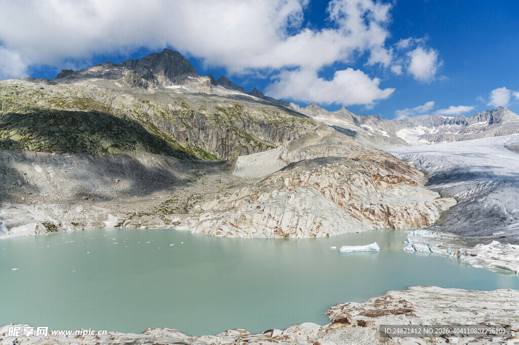 高山下的澄澈冰川湖泊