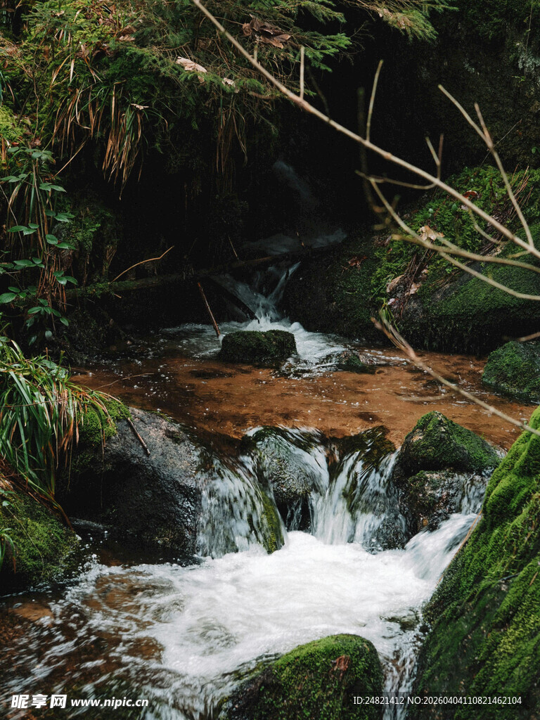 山间溪流