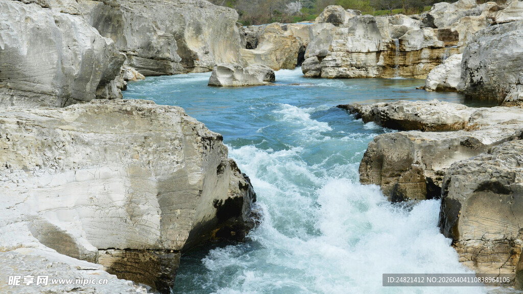 山间湍急溪流穿岩石