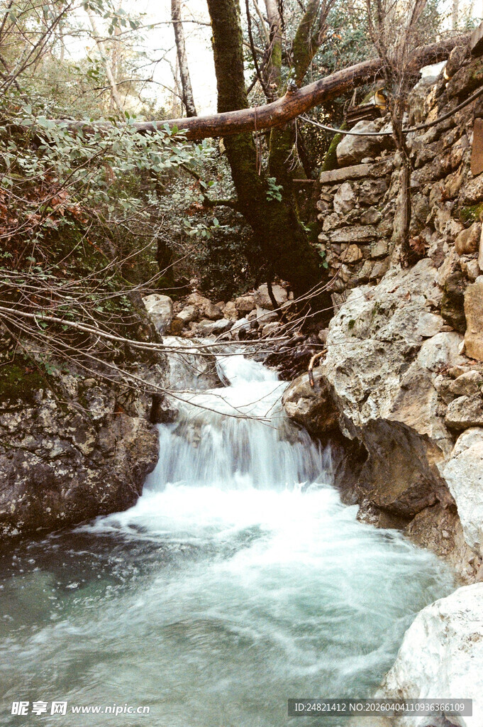 山间溪流潺潺的自然美景
