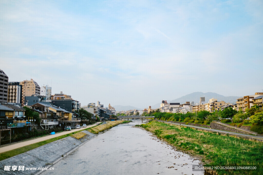 城市河畔风光
