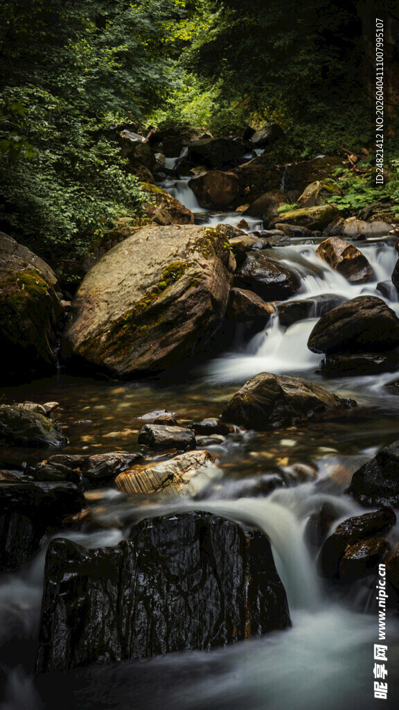 山间溪流潺潺的自然美景