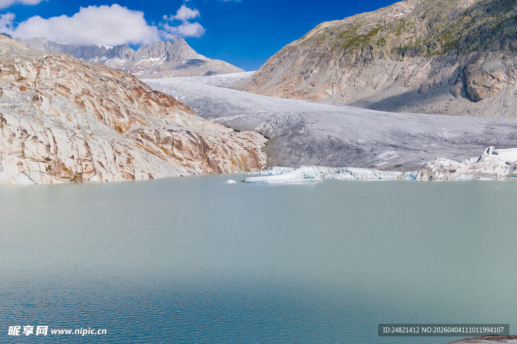 高山下的澄澈冰川湖泊