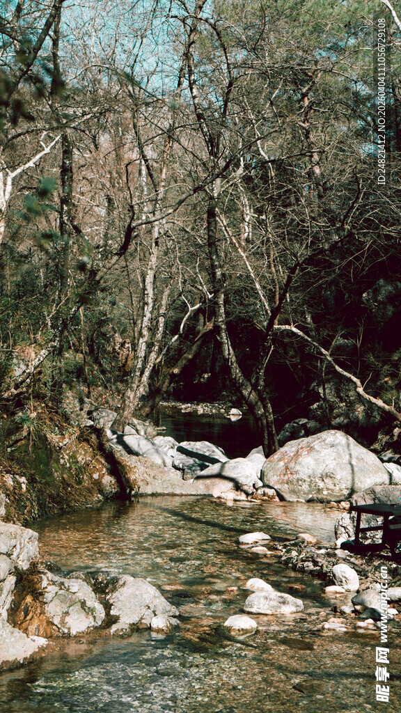 山间溪流