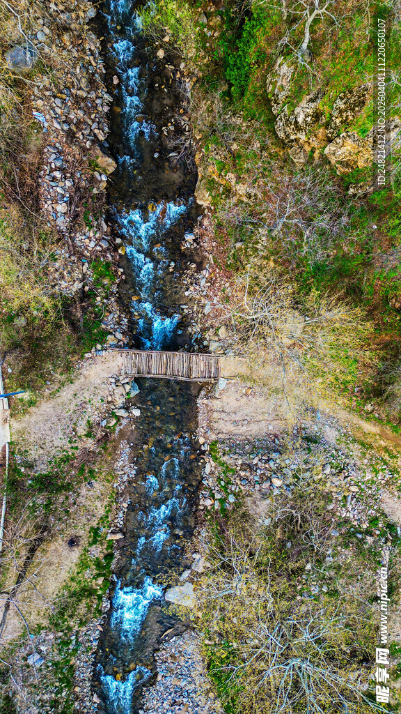 山间层叠瀑布景观