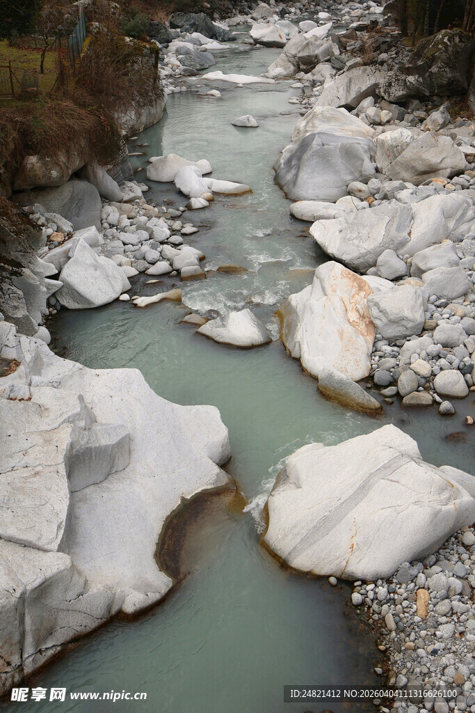 山间溪流与嶙峋怪石