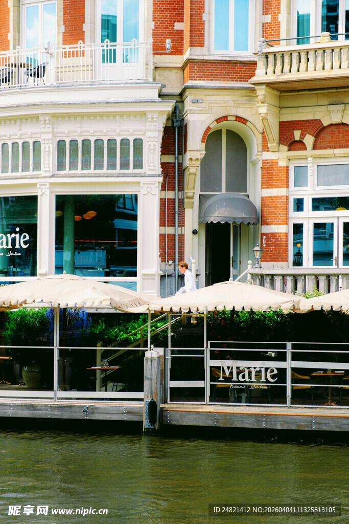 河畔欧式建筑景观