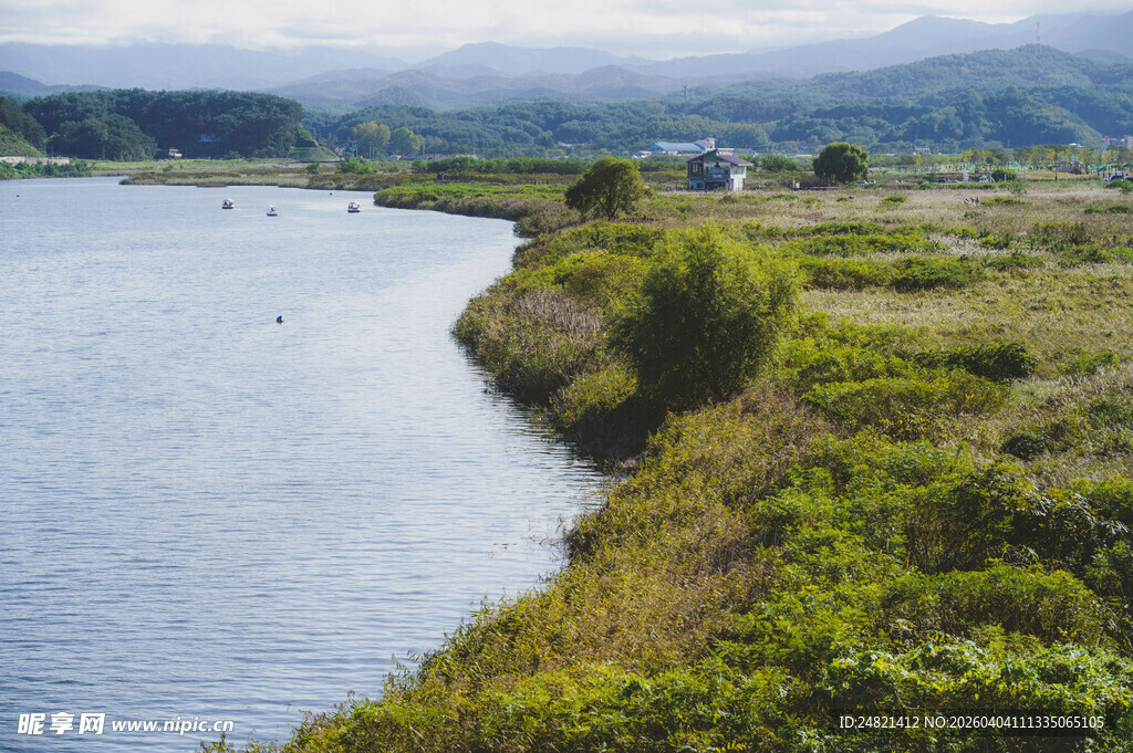 湖畔绿意盎然的自然景致