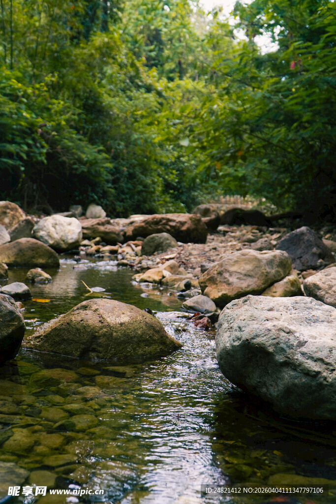 山间溪流与嶙峋怪石