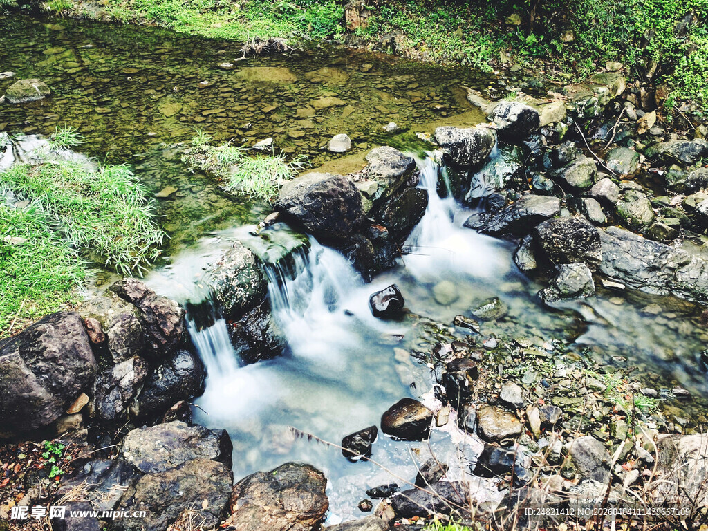 山间溪流潺潺
