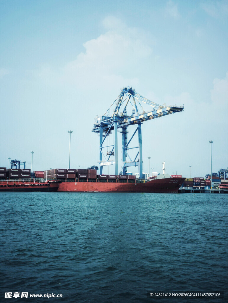 港口大型起重机与货船